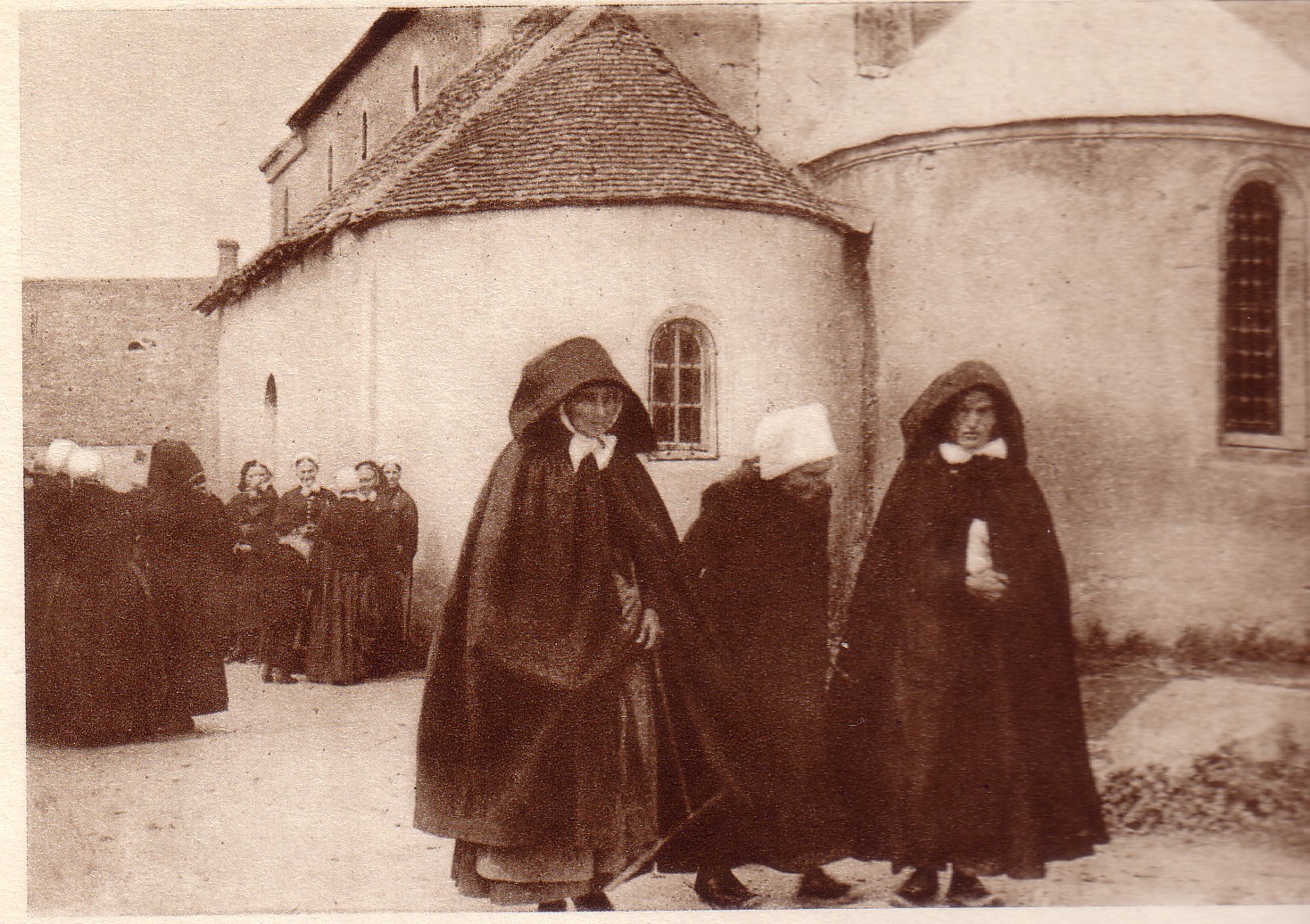 Sortie de messe, berrichonnes à Vic Aout 1891